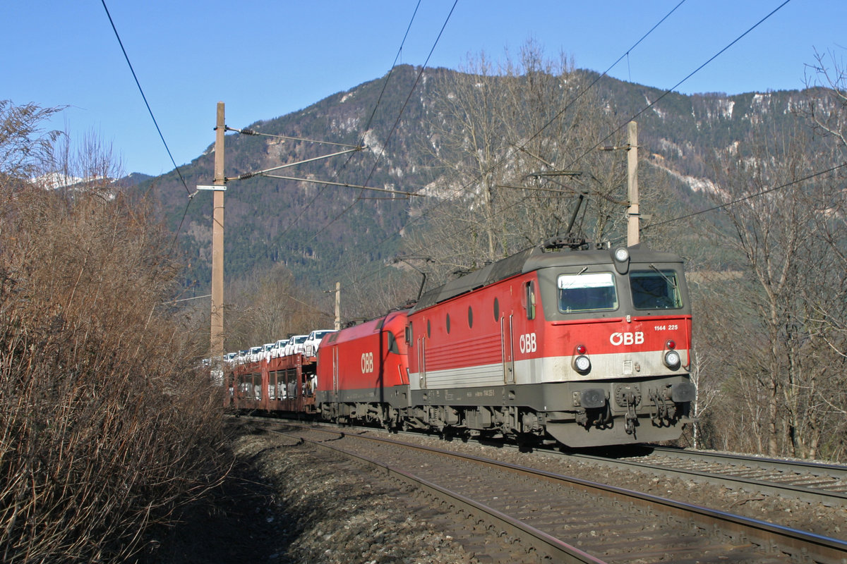 1144.225+1116 fahren mit G-49413 kurz vor Küb am 17.12.16 bergwärts.