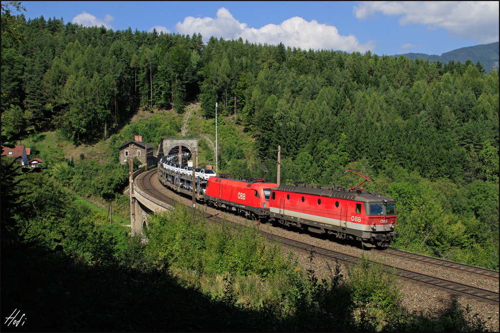 1144.227 und 1116.083 berqueren am 07.09.13 mit BLG Autozug den Hllgraben-Viadukt Ri. Eichberg.