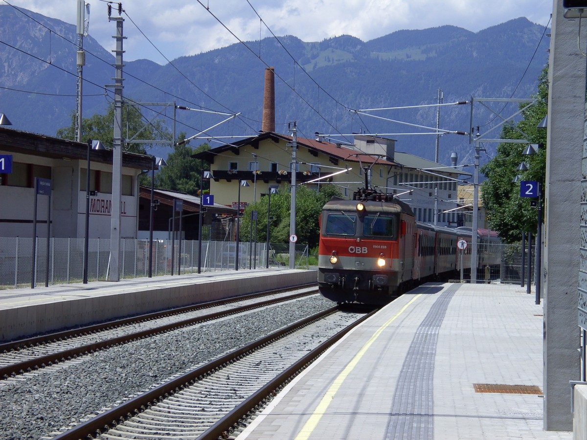 1144.228 vor IC 515 (Innsbruck Hbf - Graz Hbf über die Giselabahn) bei der Einfahrt in Wörgl Südbahnhof am 13. Juli 2009. 