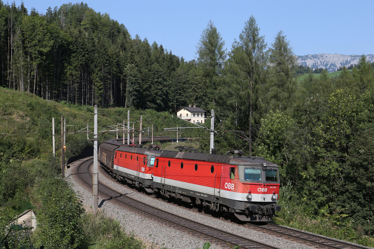 1144.230+071 fahren mit G-54703 vor dem Ghega-Museum bei Breitenstein bergwärts. 29.8.18