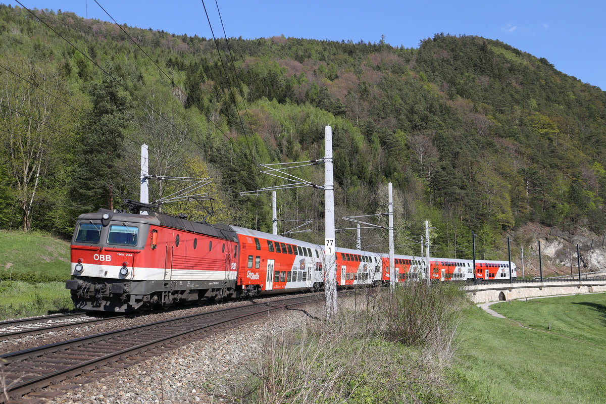 1144.244 fährt mit einen Reg. bei der Steinmauer zwischen Gloggnitz und Schlöglmühl am 24.4.17