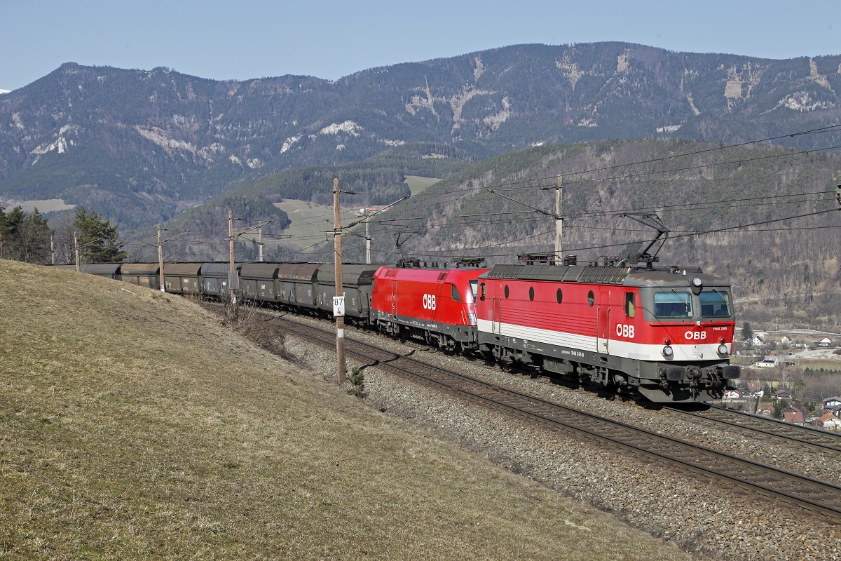 1144.245 und 1116.039 ziehen am 10.03.2015 einen Güterzug bei Eichberg auf den Semmering.