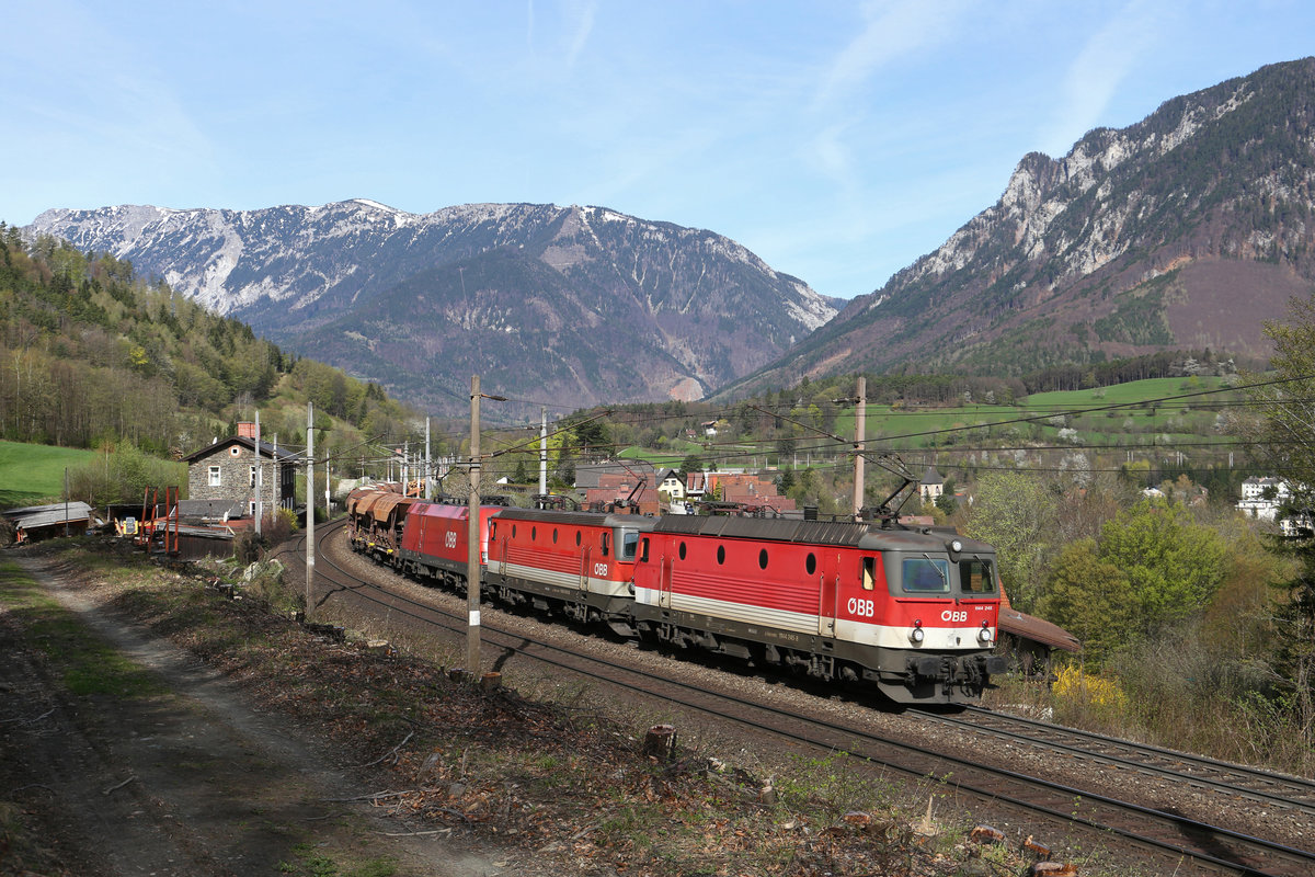 1144.245+046+1116 fahren mit dem extrem schweren G-54627 bei Payerbach bergwärts. 14.4.18