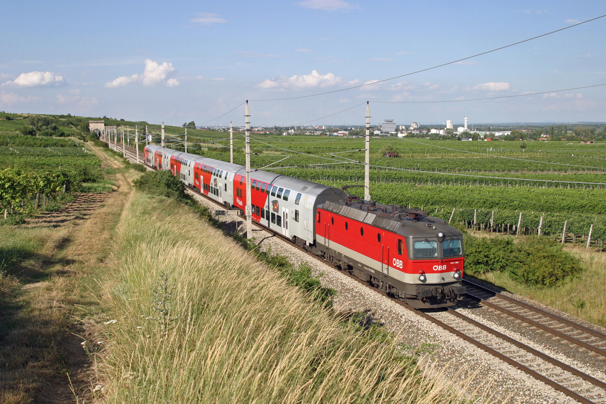 1144.265 fährt mit R-2351 durch die tolle Weinlandschaft der Südbahn bei Pfaffstätten am 29.7.16