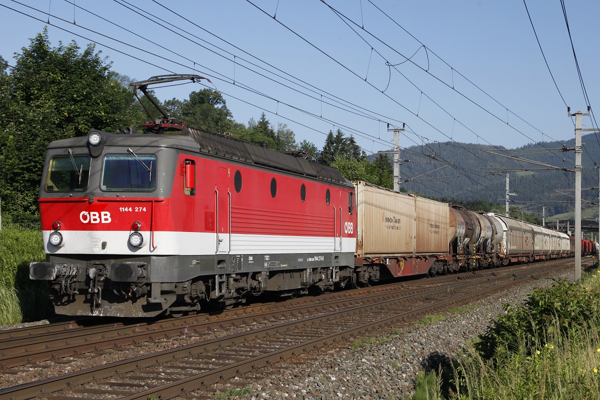 1144.274 mit Güterzug in Oberaich am 29.06.2016.