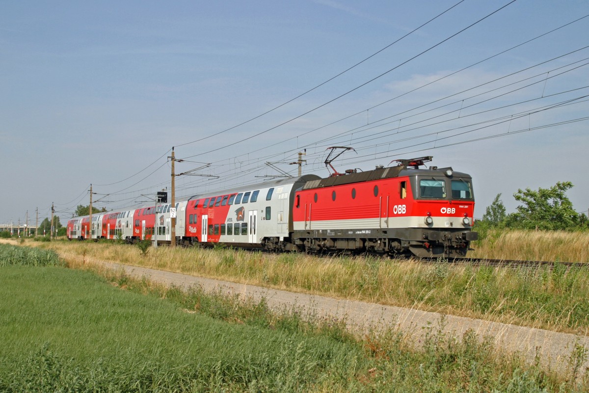 1144.281 fährt im Top-Zustand mit R-2249 auf der Neunkirchner-Allee bei Wr.Neustadt richtung Payerbach/R. am 6.7.15