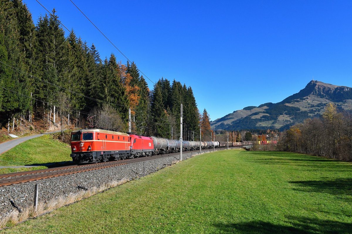 1144.40 + 1116 134 mit einem Güterzug am 10.11.2018 bei Klausen. 