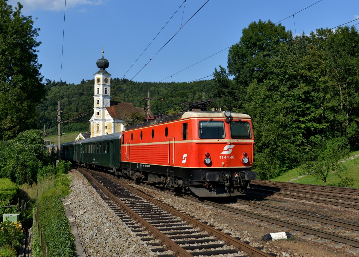 1144.40 mit dem Erlebniszug nach Wien am 15.08.2013 bei Wernstein am Inn.