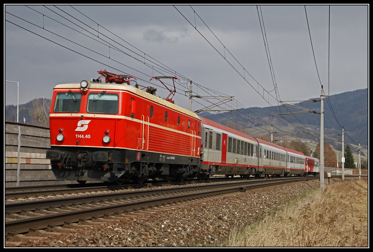 1144.40 mit IC518 bei Bruck an der Mur am 20.03.2018.
