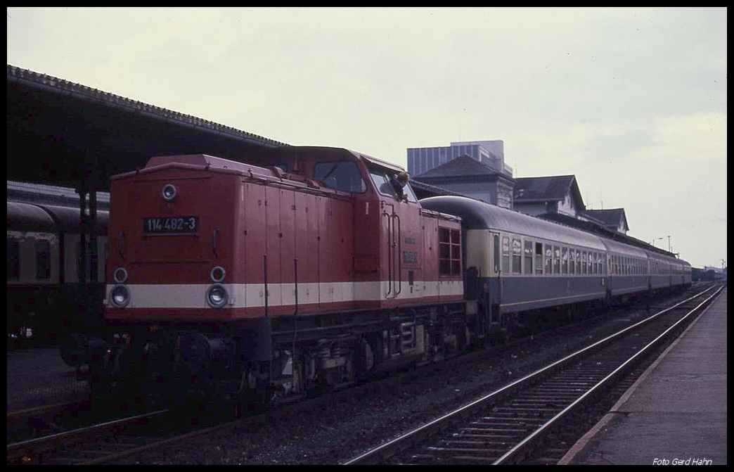 114482 bespannt hier am 21.11.1990 um 8.50 Uhr im Bahnhof Nordhausen den E 2054 nach Köln.