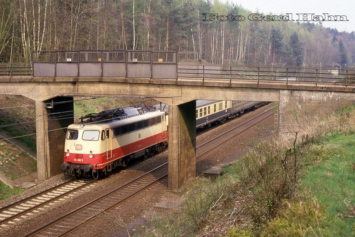 114496 mit E 3386 nach Osnabrück am 24.4.1988 um 16.10 Uhr unter der alten Straßenbrücke im Einschnitt zwischen Ostercappeln und Vehrte. - Die Brücke musste inzwischen einem nur noch für Fußgänger und Zweiradfahrer zu nutzenden Neubau weichen.