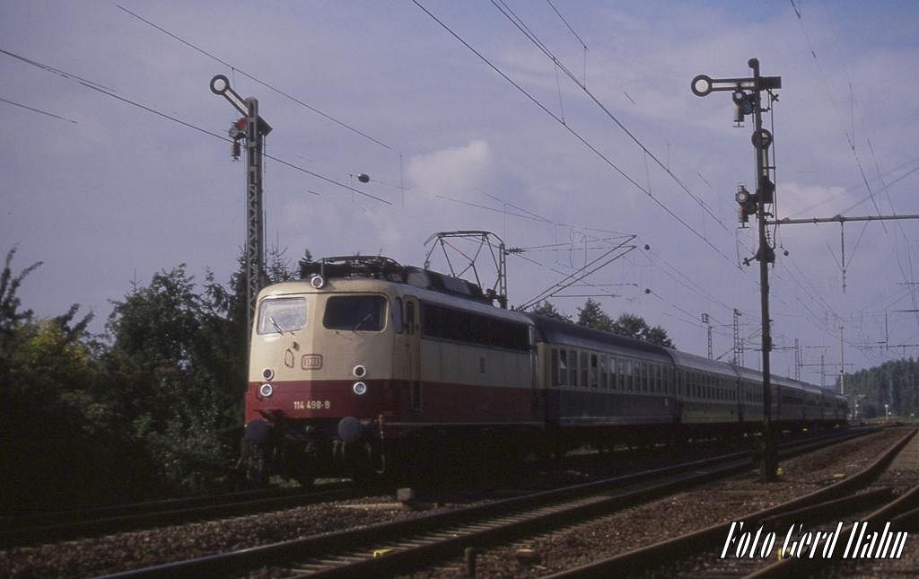 114498 mit dem D 345 nach Berlin am 25.4.1988 um 11.03 Uhr in Westerkappeln - Velpe.