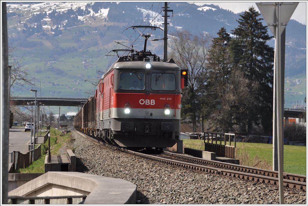 1144er Tandem mit einem Güterzug Richtung Arlberg bei Schaanwald im Fürstentum Lichtenstein. (29.03.2016)