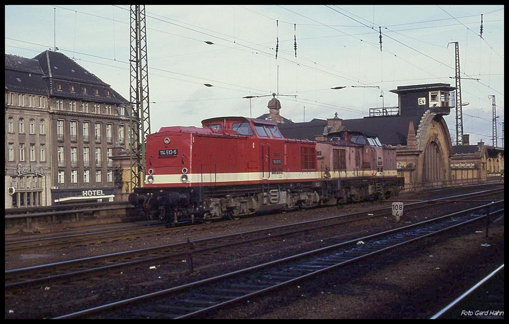 114513 fährt zusammen mit zweiter Lok 112676 am 21.11.1990 durch den HBF Erfurt.
