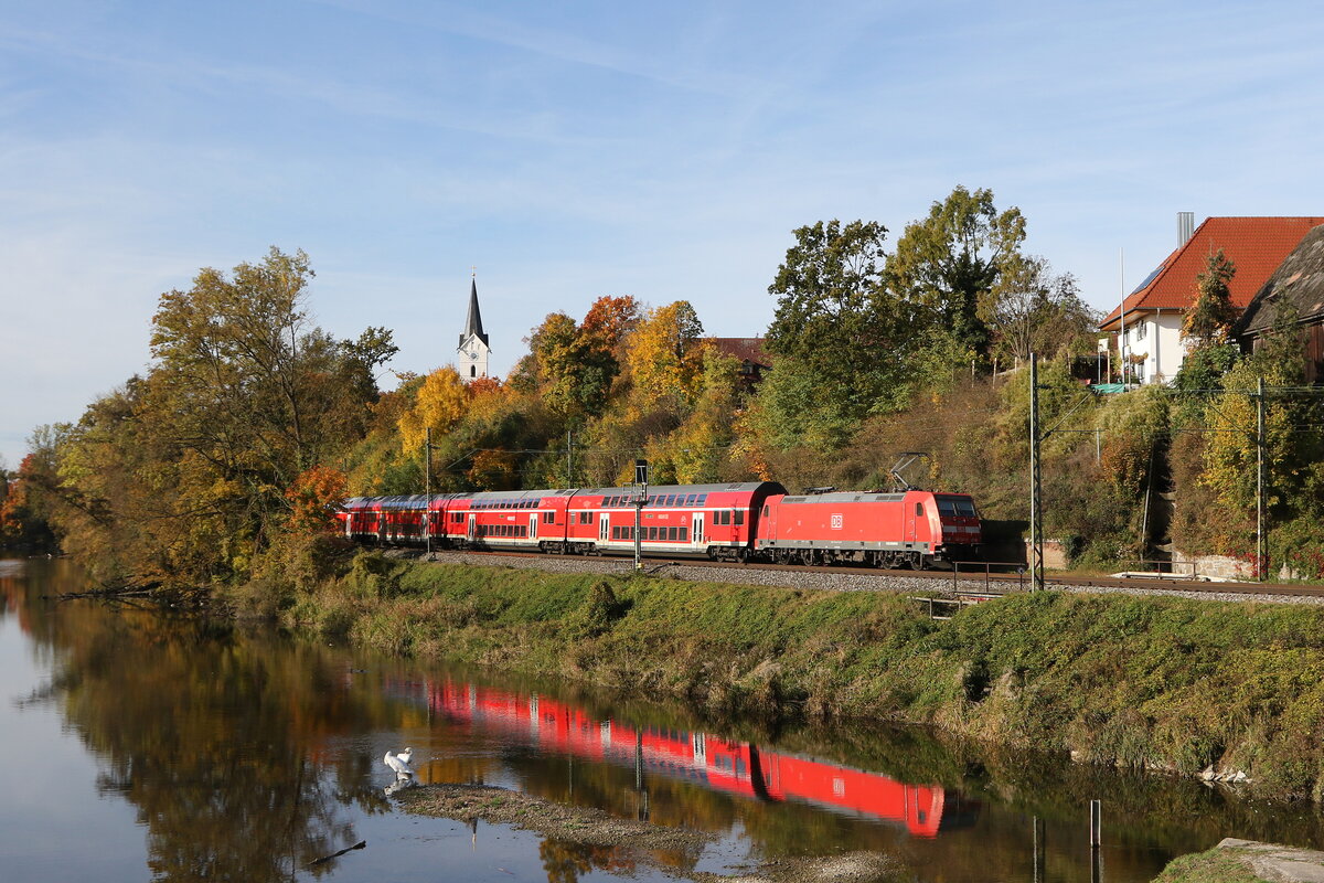 1146 241 war am 29. Oktober 2023 schiebend an einem  RE  bei Volkmannsdorf in Richtung München unterwegs.