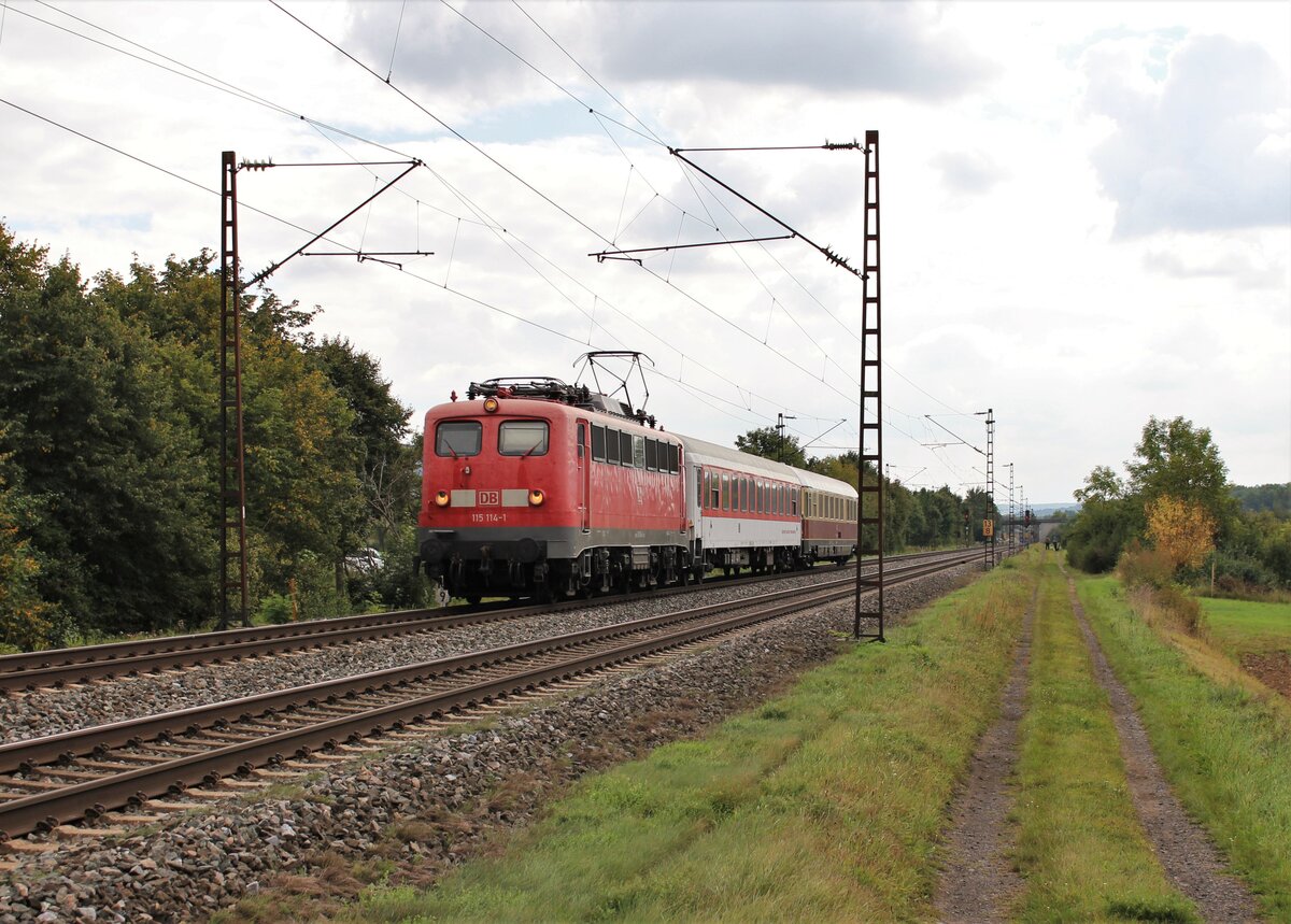115 114-1 fuhr am 17.09.21 mit den beiden Waggons durch Thüngersheim. 