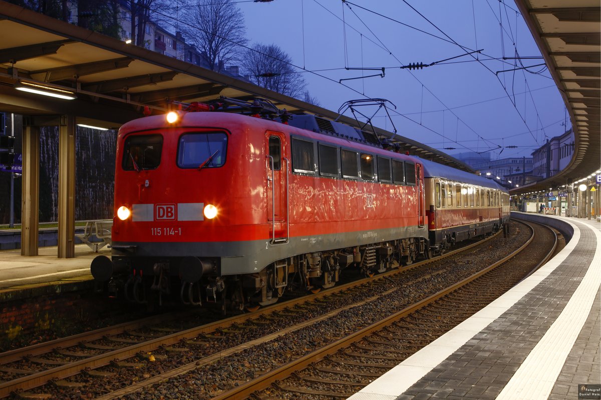 115 114-1 mit TEE-Rheingold nach Regensburg, in Wuppertal Hbf, am 30.11.2019.