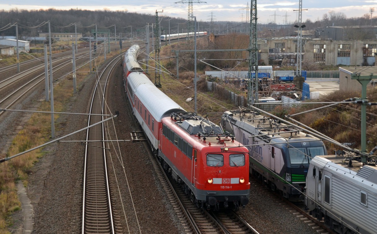 115 114 fuhr am 17.12.15 mit dem PbZ 2466 in Bitterfeld ein. Nach kurzem Aufenthalt wurde die Fahrt nach Dessau fortgesetzt.