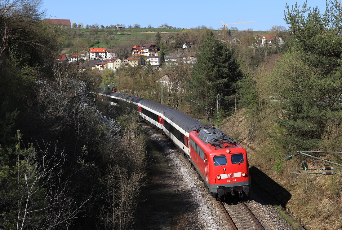 115 114 mit IC 281 bei Fischingen, 20.04.2015.