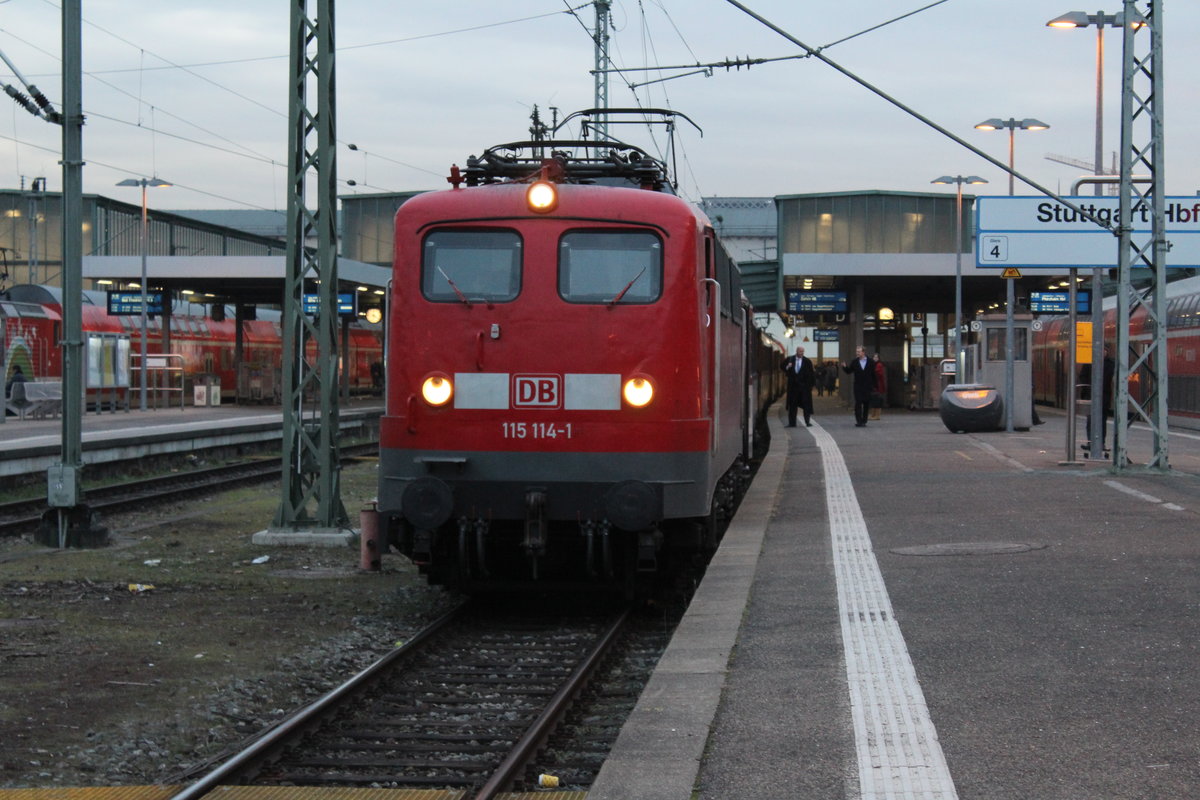 115 114 mit IC nach Zürich am 9.12.16 in Stuttgart Hbf