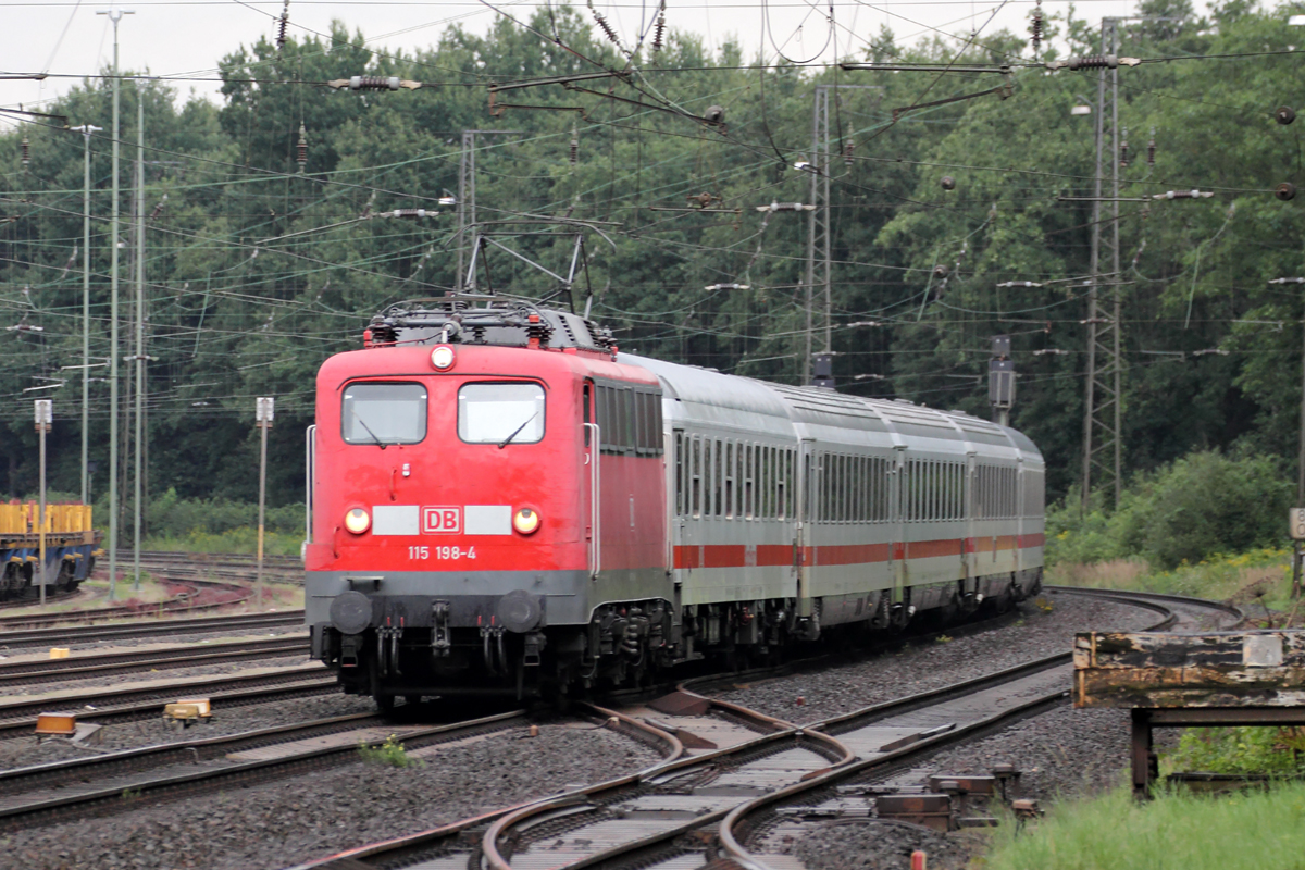 115 198-4 durchfährt mit einem Pbz Duisburg-Entenfang 18.8.2017