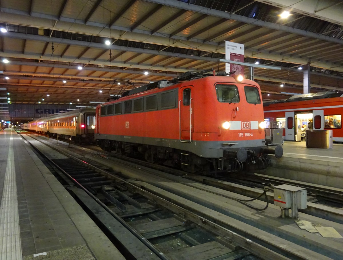 115 198-4 hat am 13. November 2015 gerade einen Nachtzug in Richtung Italien im Münchener Hauptbahnhof bereitgestellt.