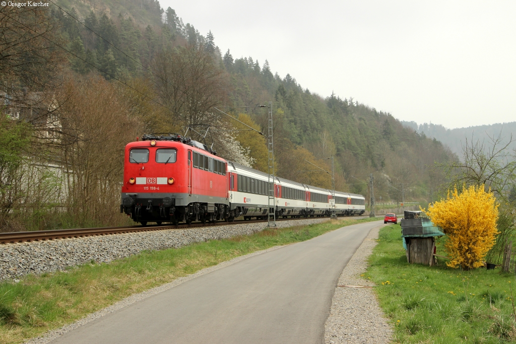 115 198-4 mit dem IC 183 Stuttgart-Zrich mit etwa 40 Minuten Versptung bei Oberndorf-Aistaig. Wegen der Versptung, die durch einen defekten Gterzug verursacht wurde, endete der Zug schon in Schaffhausen. Aufgenommen am 05.04.2014.
