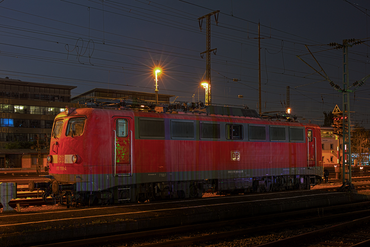 115 198-4 steht nachts abgestellt im Bf Singen(Htw).Bild vom 9.9.2014