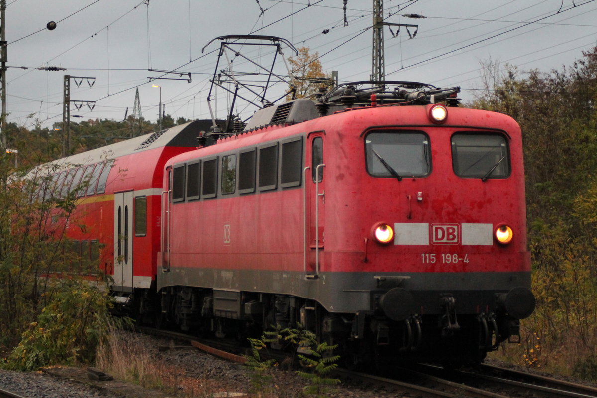 115 198 am 25.10.2018 mit PbZ 2487 in Eichenberg.