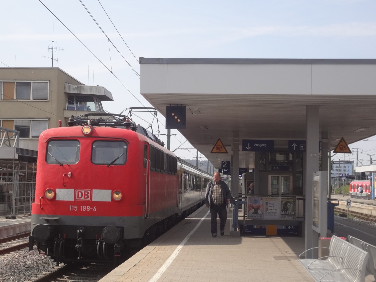 115 198 fährt mit ihrem EC Zürich-Stuttgart in Böblingen ein. (April 2014)