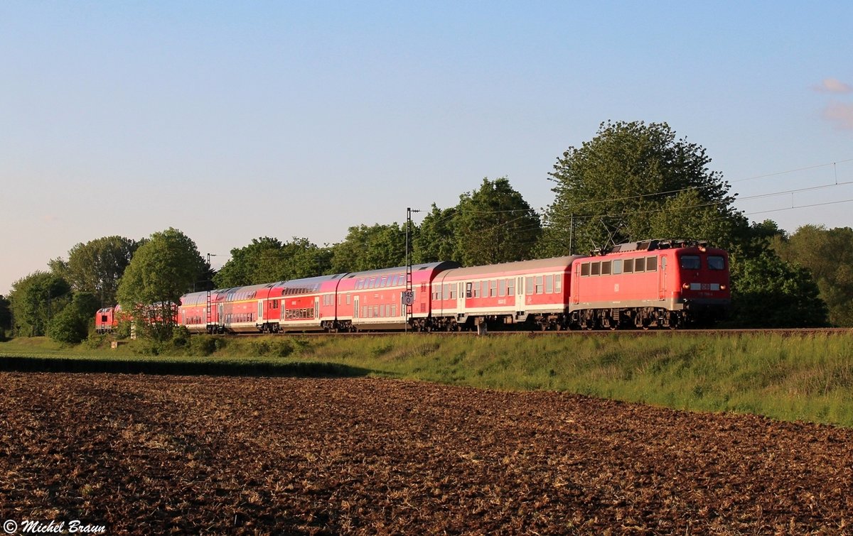 115 198 mit PbZ 2487 zwischen Kirch Göns und Langgöns auf der Main-Weser-Bahn am 25.05.17.