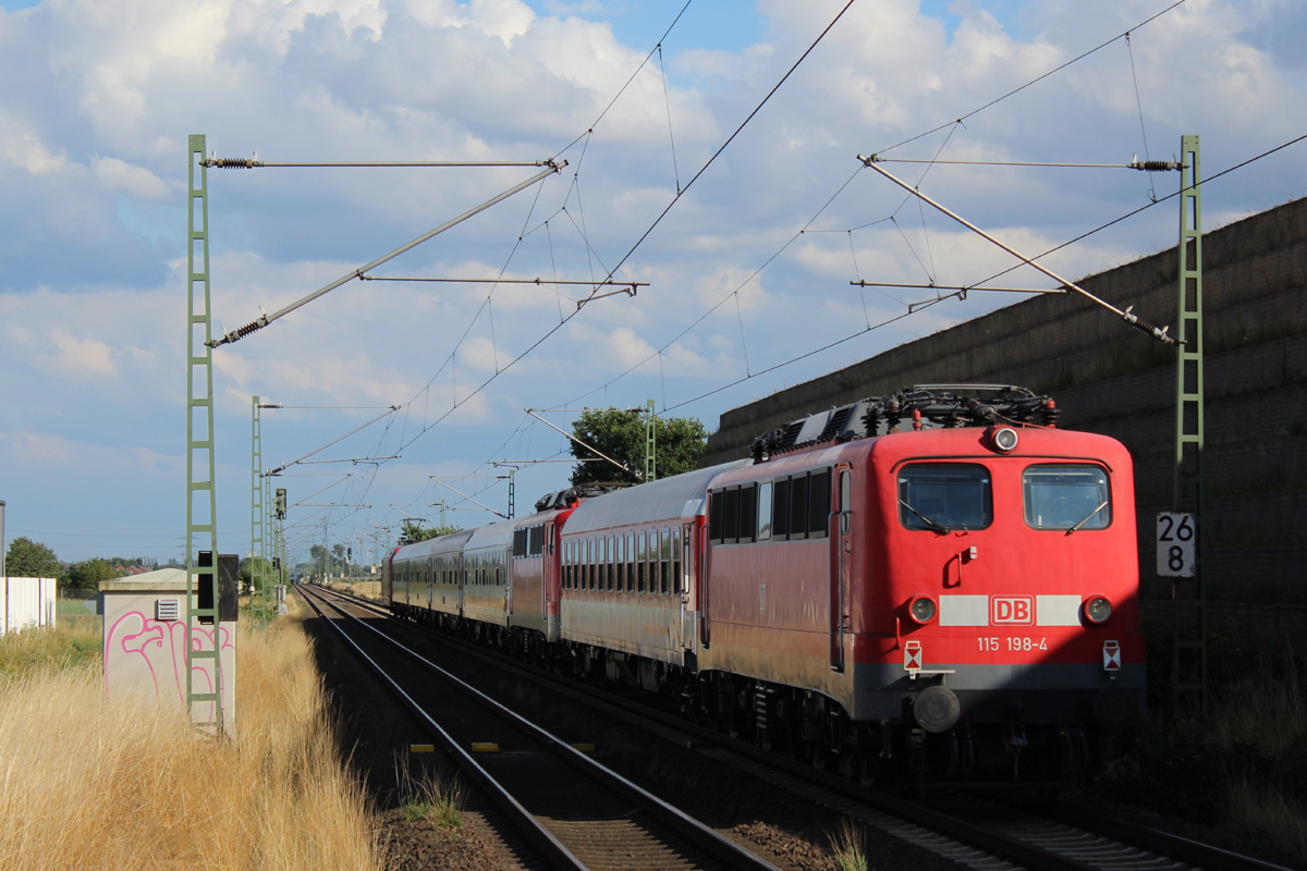 115 198 im PbZ 2471 (Dortmund-Frankfurt) am 29.07.2015 in Neuss-Allerheiligen. In der Mitte befand sich noch 115 293 