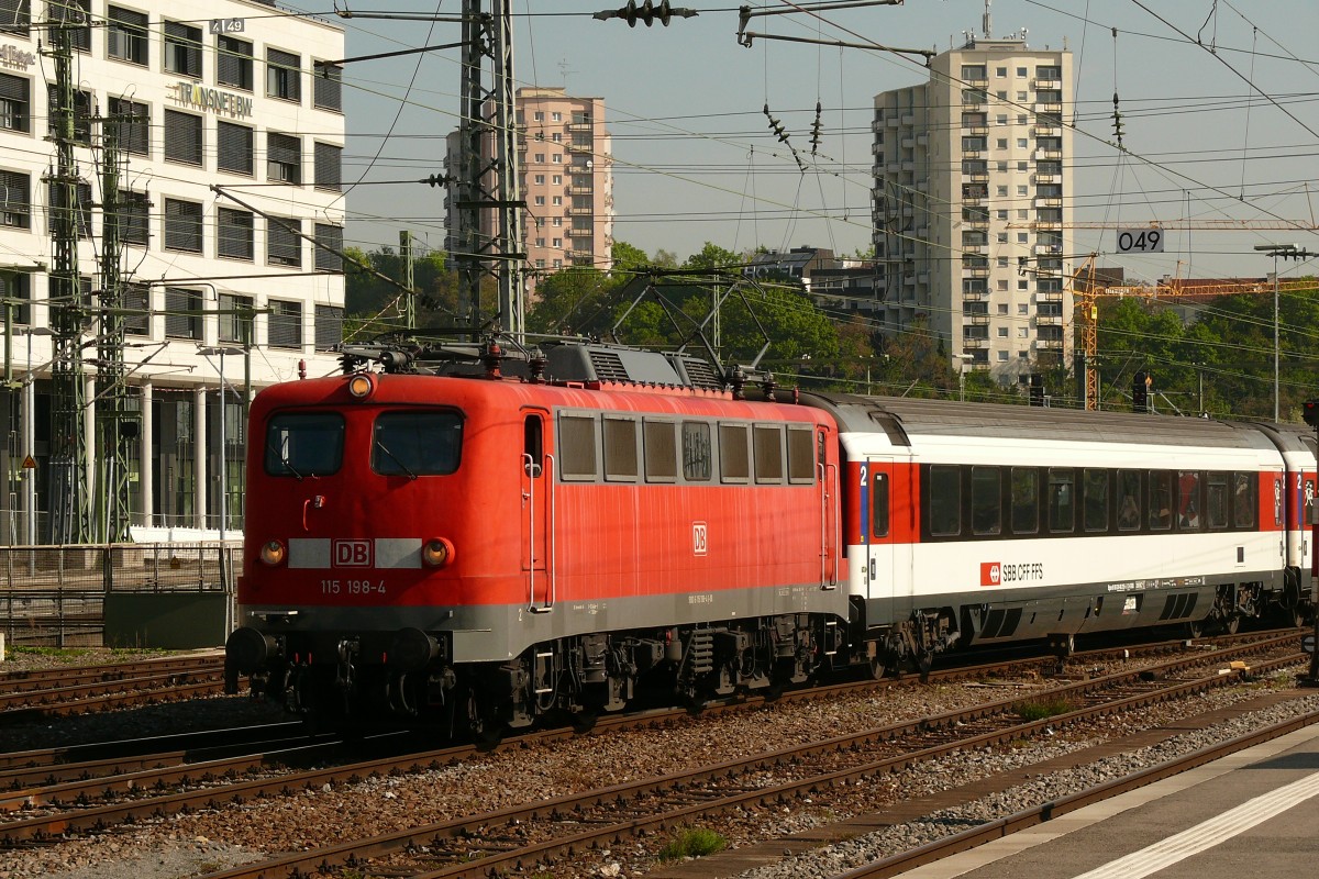 115 198 rollt mit dem SBB-Park in die Abstellgruppe des Stuttvarter Hbfs. 11.4.14