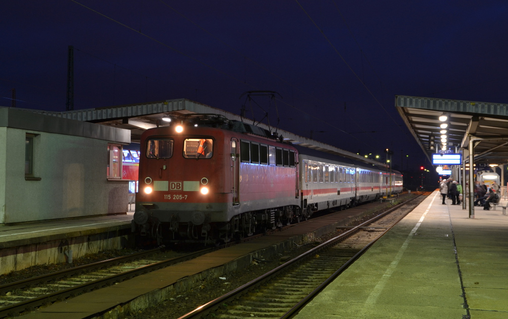 115 205-7 am 18.12.2013 mit IC 2239 Magdeburg Hbf - Leipzig Hbf in Magdeburg Hbf.