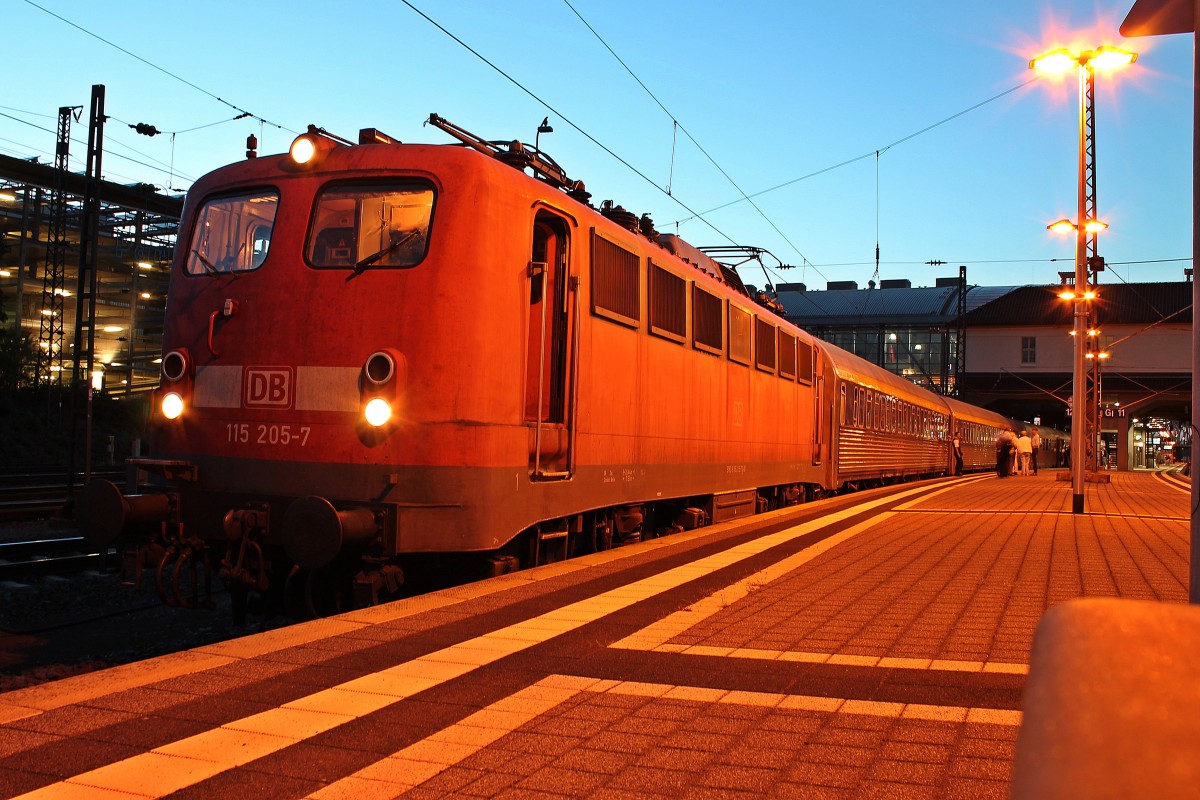 115 205-7 am spten Abend des 16.08.2013 beim Zwischenhalt mit dem Autoslaaptrein 13409 in Darmstadt Hbf und wartet auf die Weiterfahrt in Richtung Basel. Als der Zug in Darmstadt ankam, hatte er eine Versptung von +49 Minuten.