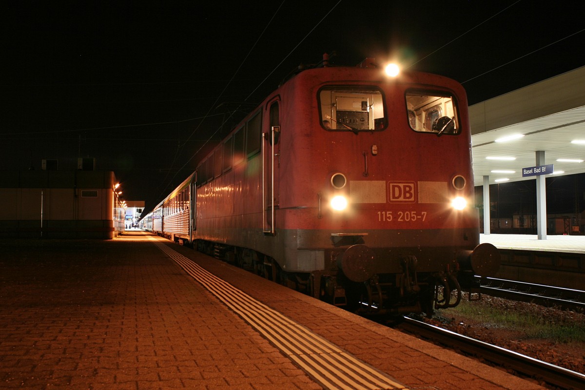 115 205-7 mit dem Az 13409 von Hertogenbosch nach Livorno am frhen Morgen des 17.08.13 beim kurzen Betriebshalt in Basel Bad. Bf.