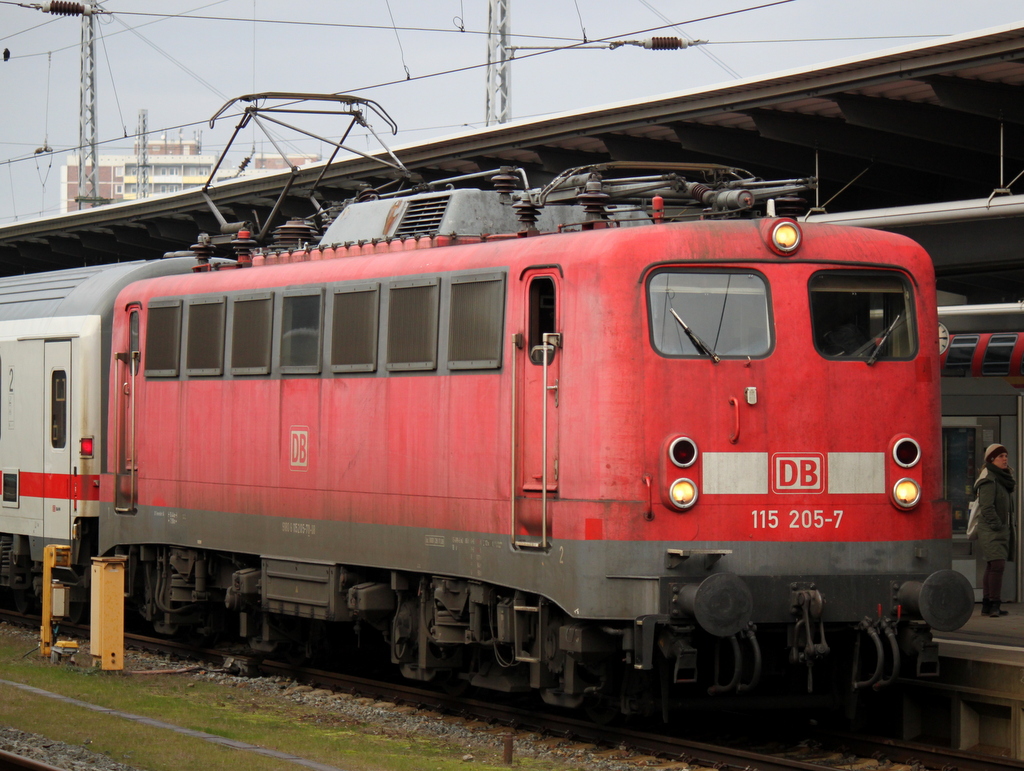 115 205-7 mit IC 2239 von Rostock Hbf nach Leipzig Hbf kurz vor der Ausfahrt im Rostocker Hbf.17.01.2014  