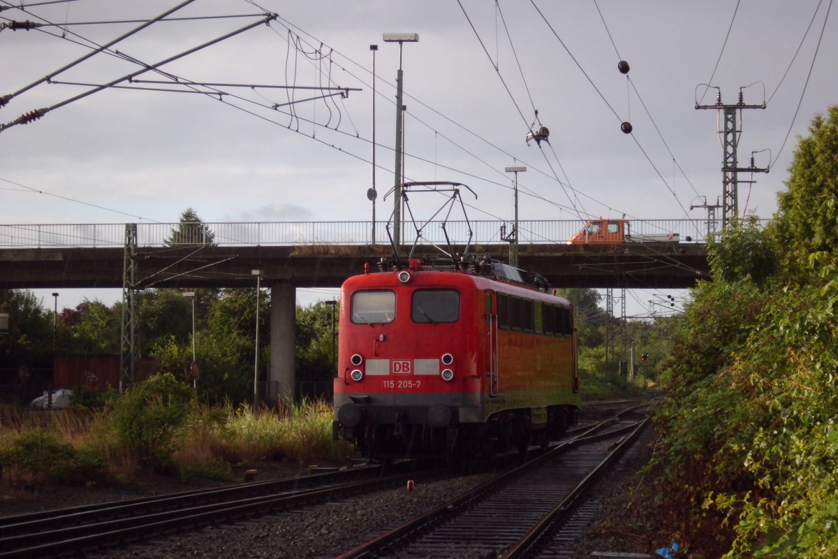 115 205 bei der Bereitstellung in Emden für den IC 1936 nach Köln. 13.08.2013