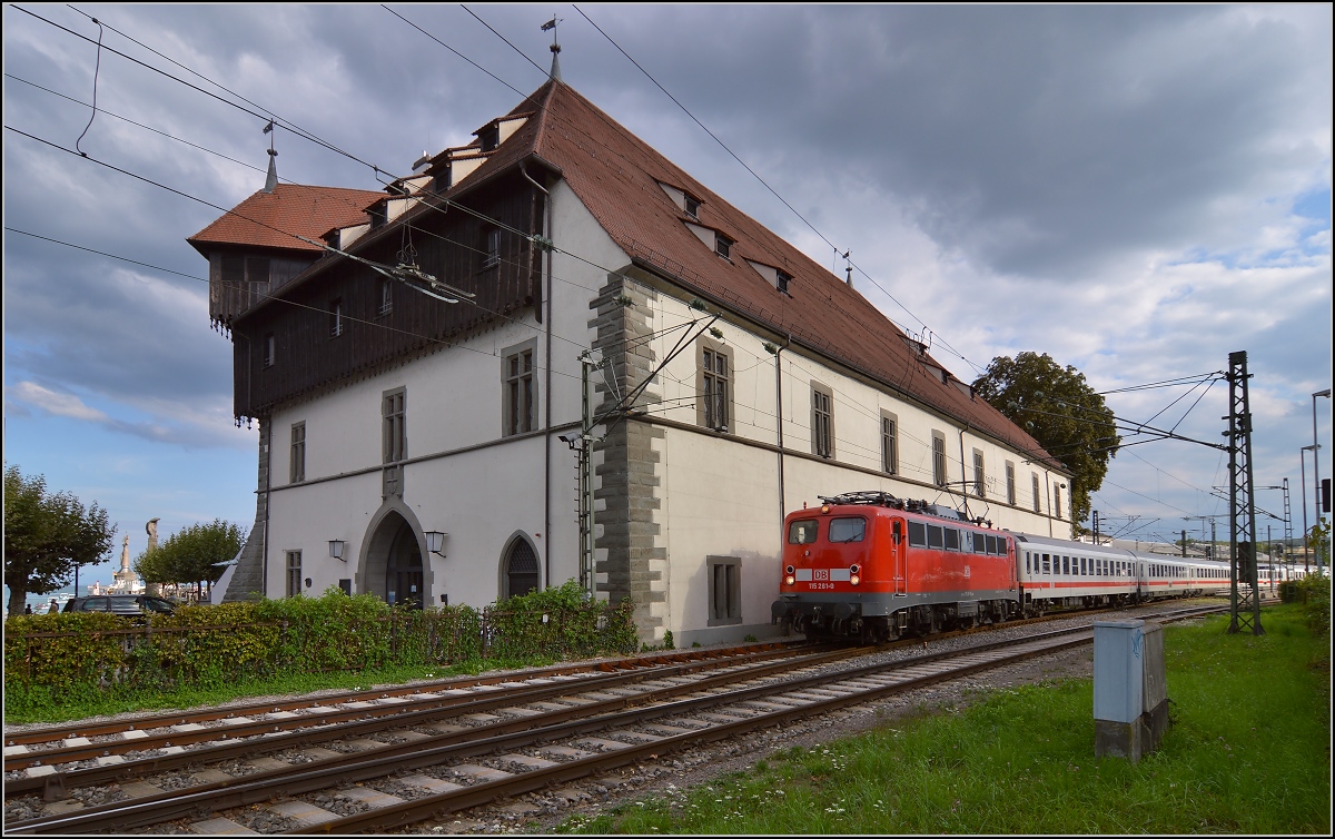 115 261-0 konnte es sich nicht verkneifen, mal wieder eine Planleistung Konstanz-Singen als missbrauchter Steuerwagen zu erbringen. Immerhin schreiben wir nunmehr September 2015 und die Planleistungen dieser Baureihe auf der Strecke sind nun im 39. Kalenderjahr.