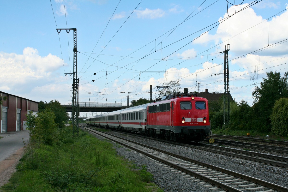 115 261-0 schlich mit dem Lr 78655 von Karlsruhe nach Basel am Nachmittag des 14.05.14 den Bahnhof Mllheim (Baden).
Die Lok brachte am nchten Morgen einen defekten 403 nach Gnzburg (-Mnchen).