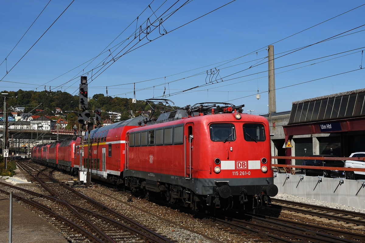 115 261 ist am 29. September 2018 Zuglok für PbZ 2461. Hier fährt der Zug in Ulm Hbf ein.