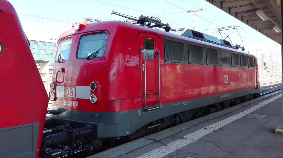 115 261 steht abfahrtbereit mit ihrem PbZ Zug am 25.02.2017 im Stuttgarter Hbf.