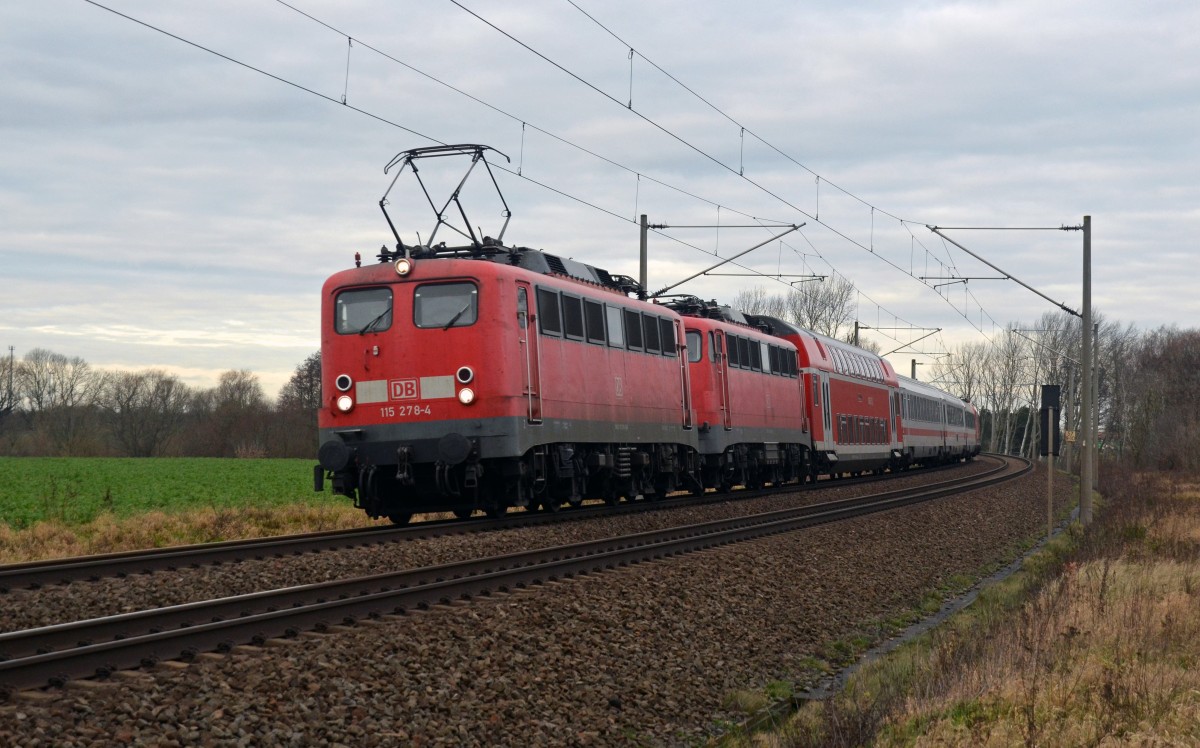 115 278 war am 17.12.15 die Zuglok des PbZ 2467 von Berlin nach Leipzig. Mit den Wagenloks 115 459, 120 124 und 4 Wagen rollte sie durch Benndorf nach Leipzig.