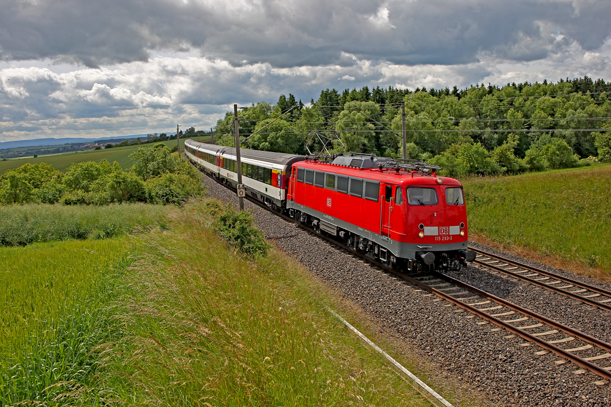 115 293-3 fährt mit dem IC Zürich HB-Stuttgart Hbf vorbei in Herrenberg am 5.6.2014