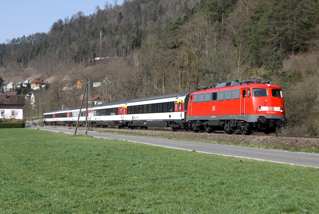 115 293-3 frisch lackiert und untersucht mit IC 282 von Zürich nach Stuttgart bei Aistaig am 30.03.2014 