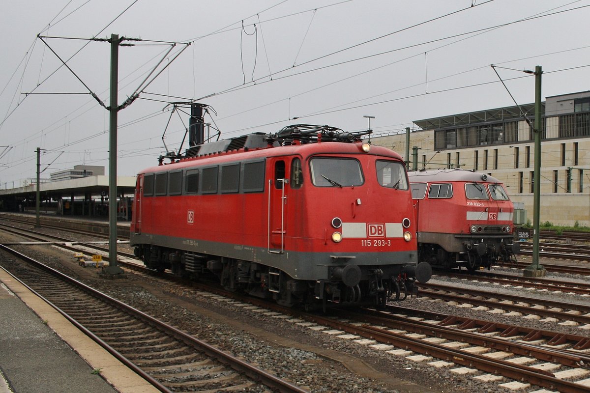 115 293-3 trifft am 5.8.2017 im Hannoverschen Hauptbahnhof auf 218 832-4.