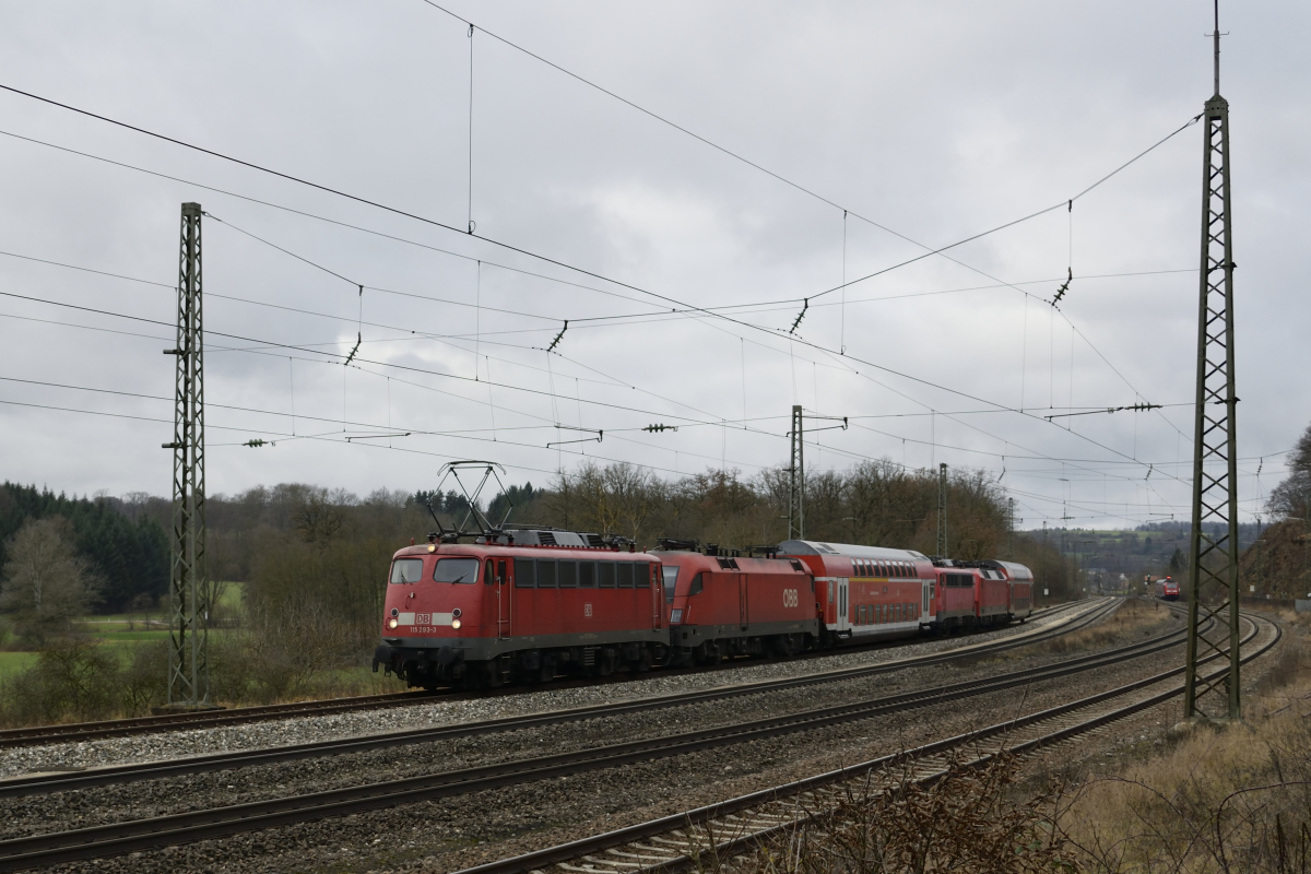 115 293 hat am 23.12.2017 die Aufgabe PbZ 2461 nach München zu bringen. Neben zwei Dostos hat sie auch 1116 271, 115 459 und 120 113 dabei. Aufgenommen in Westerstetten.