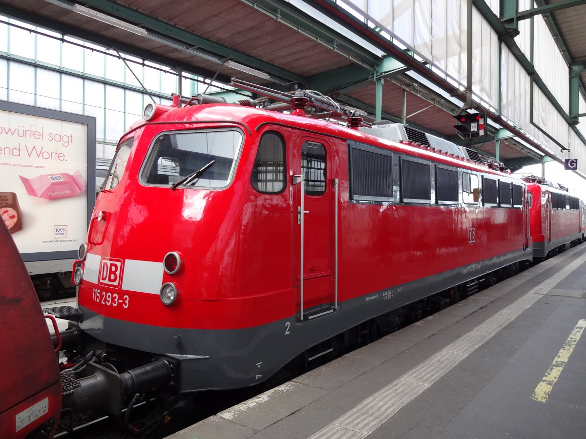 115 293, welche einen schönen neuen Anstrich besitzt, rollte am 17.5.14 im PBZ2460 von München nach Stuttgart mit. Aufgenommen am Endbahnhof Stuttgart. 