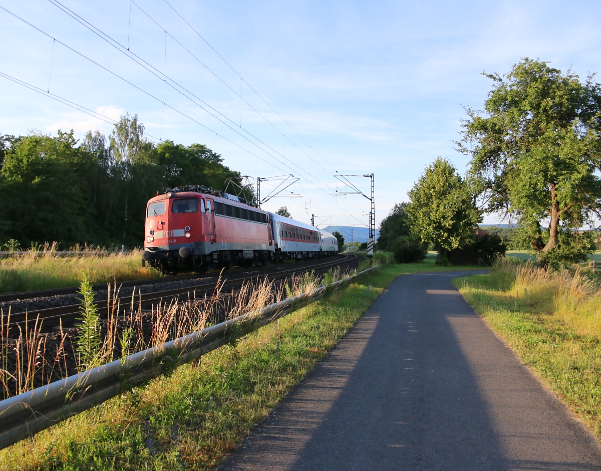 115 346-1 mit einem Autoreisezug in Fahrtrichtung Süden. Aufgenommen bei Wehretal-Reichensachsen am 18.06.2014.