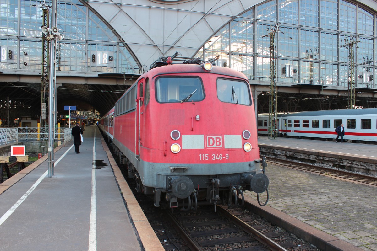 115 346-9 steht am 17.10.2013 mit dem Schadzug in Leipzig Hbf und wartet auf die Abfahrt nach Stuttgart.